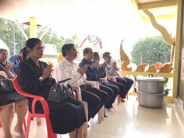 ร่วมทำบุญถวายภัตตาหารเพลพร้อมตักบาตรเพื่อเป็นพระราชกุศล
